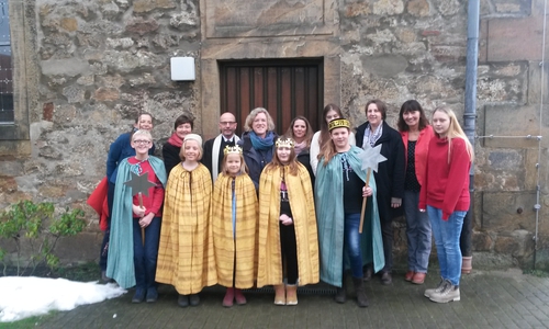 Sternsinger spenden an Frauenschutzhaus. Foto: Privat