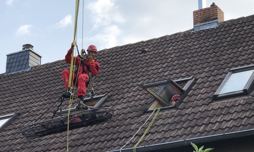 Sowohl die enge Wendeltreppe als auch die oft bei solchen Fällen genutzte Drehleiter schieden für den Transport aus. Fotos: Feuerwehr Braunschweig