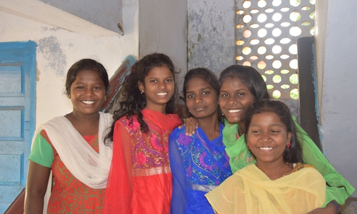 Bewohnerinnen und Erzieherinnen des Kinderheim "Gnanapoo Illam" in Porayar, Tamil Nadu. Diese Kinderheim wird von der Partnerkirche TELC, der "Tamil Evangelical Lutheran Church" in Südindien betrieben. Foto:
Ute Penzel 