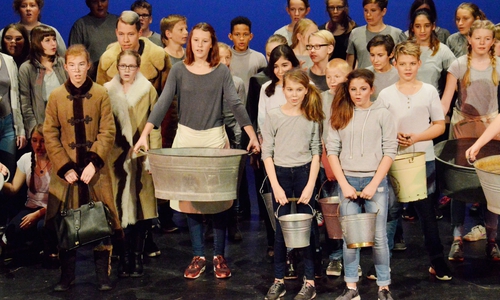 Mehr als 100 Schüler der Henriette-Breymann-Gesamtschule brachten Oliver Twist auf die Bühne. Foto: Privat