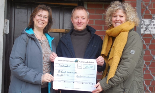 Vera Weng (Musikschule Fröhlich), André Meinhardt (Vorsitzender SV Brunsrode) und Christina Schütz (schützenswert., Grafik-Designerin). Foto: Gemeinde Lehre