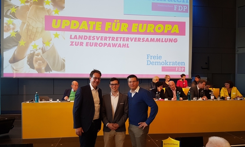 Max Weitemeier (Mitte) ist jetzt noch 18 und will sich ins Europarlament wählen lassen. Foto: FDP Wolfenbüttel