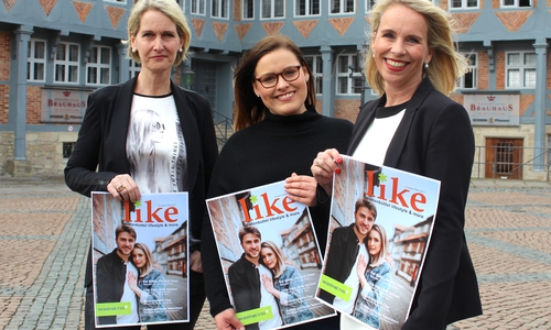 Von links: Astrid zu Höne (Redakteurin), Stephanie Celiker (Hazel & Blue Photography) und Corinna Düe (Citymanagement) präsentieren die neue Ausgabe der „Like". Foto: Nick Wenkel