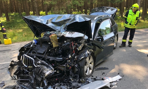 Die Front eines der beteiligten Fahrzeuge vermittelt einen Eindruck von der Heftigkeit des Aufpralls. Foto: FFW Braunlage