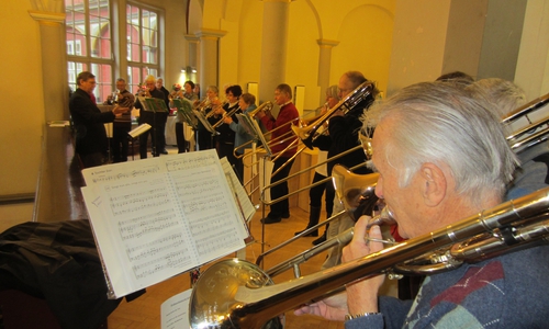 Weihnachts- und Kunsthandwerkermarkt der AG Altstadt. Die musikalische Einstimmung übernimmt unter anderem der Posaunenchor. Foto: Privat