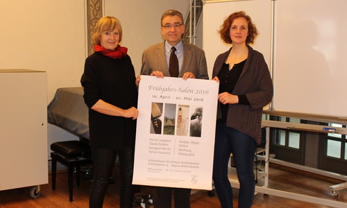 Organisatorin Heike Hidalgo (von links), Bürgermeister Thomas Pink und Künstlerin Claudia Reimann freuen sich auf den sechsten Frühjahrssalon. Foto: Max Förster
