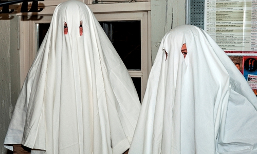 BesucherInnen bei der Gespensterführung auf Schloss Wolfsburg. Foto: Stadt Wolfsburg