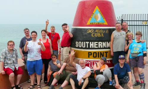 Erwin Gohla (sitzend, winkend) mit der Reisegruppe der Lebenshilfe in Florida. Foto: Lebenshilfe