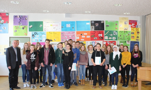 Am heutigen Freitagmittag erhielten die Sammlerinnen und Sammler der Leibniz-Realschule eine Urkunde als Dankeschön. Foto: Jan Borner
