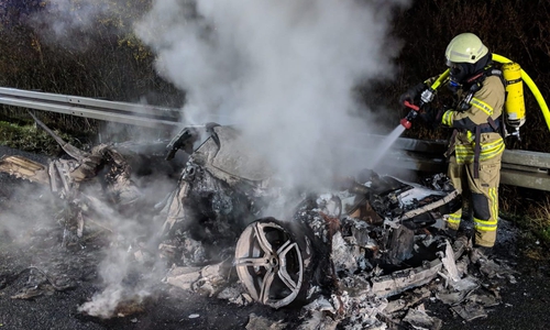 Von dem Wagen blieb nicht mehr viel übrig. Fotos: Feuerwehr Helmstedt