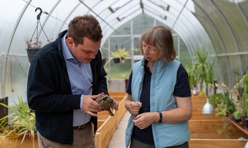 Philipp Raulfs zusammen mit Bärbel Rogoschik (Geschäftsleitung Artenschutzzentrum) und einer Europäischen Sumpfschildkröte. Foto: Marcus Biewener

