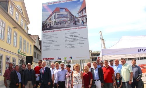 Zu der Grundsteinlegung erschienen zahlreiche Gäste aus Politik und Verwaltung. Fotos: Nick Wenkel