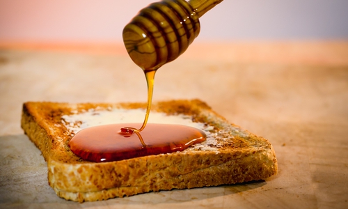 Hinter dem Honig-Frühstück stecken fleißige Bienen. Aber die sind hierzulande immer stärker bedroht, warnt die Agrar-Gewerkschaft IG BAU. Foto: IG BAU