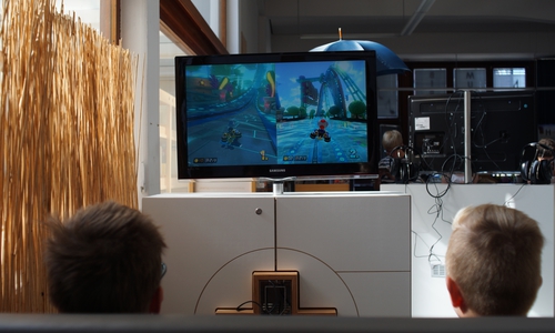 Die Julius-Club-Mitglieder liefern sich ein spannendes Mario Kart Rennen. Foto: Stadtbibliothek Wolfsburg