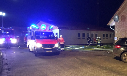 Einsatzkräfte sind bei einem Brand in Meinersen im Einsatz. Foto: Aktuell24 (BM)