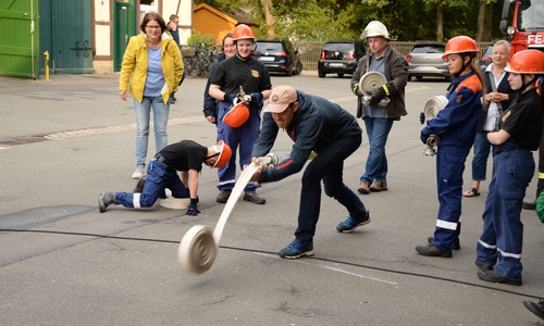 Die Eltern im Einsatz, die Kinder kontrollieren. Vertauschte Rollen bei der Jugendfeuerwehr Fallersleben. Foto: Ortsfeuerwehr Fallersleben