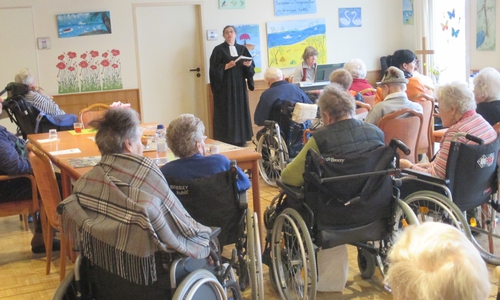 Im Bild Pfarrerin Marita Bleich beim Gottesdienst im Sickter Seniorenzentrum. Kantorin Gisela Schneider am Keyboard (rechts). Foto: Privat