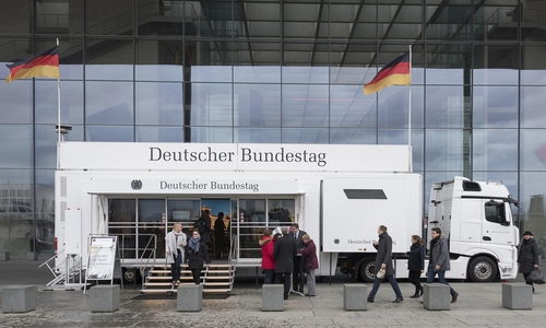 Das Infomobil steht Mitte Mai auf dem Jakobikirchhof, um über die Arbeitsweise des Parlaments zu informieren. Foto: Deutscher Bundestag