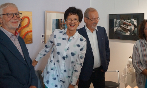 (von links nach rechts: Reinhard Carl (Maler), Prof. Dr. Marion Tacke (Praxisinhaberin) und
Günter Berger-Quellmalz (Fotograf).
Foto: Brigitte Quellmalz