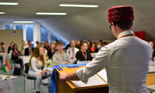 Die Schüler hatten die Aufgabe, in die Rollen von Regierungsmitgliedern, des Generalsekretärs der UN, der Weltbank, Weltpresse oder NGOs zu schlüpfen. Fotos: Große Schule