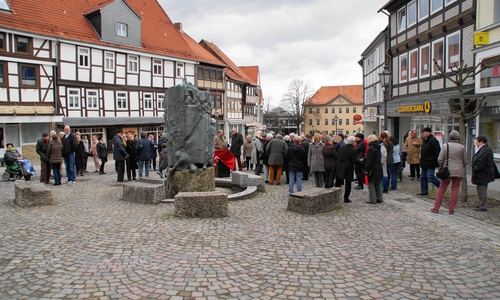 Der Brunnen in der Schöninger Innenstadt erhielt eine Infotafel. Fotos: Verkehrsverein Schöningen/ Paul Buder