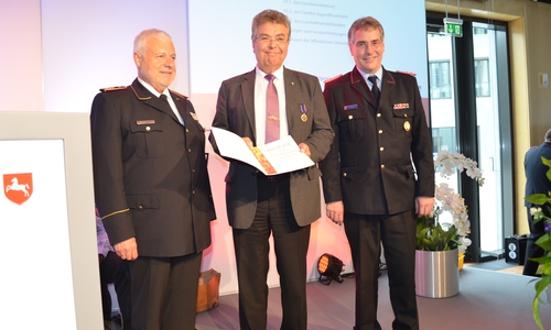 Von links: Hans-Peter Kröger (Präsident des Deutschen Feuerwehrverbandes), Vizepräsident des Nds. Landtages Klaus-Peter Bachmann MdL, Karl-Heinz Banse (Präsident des Landesfeuerwehrverbandes Niedersachsen).
Foto: Aylin Saral