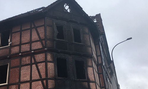 Wieder Löscharbeiten an der Goslarschen Straße. Foto: Nick Wenkel