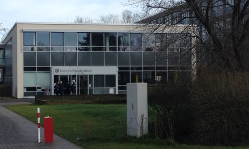Die Heinrich-Büssing-Schule, während des Polizei-Einsatzes. Foto: Archiv