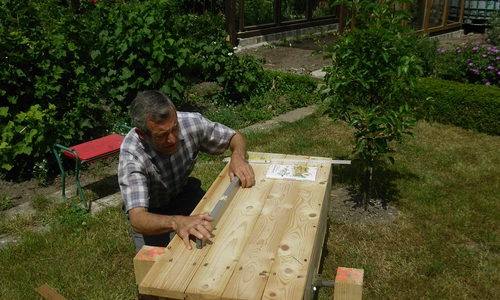 Lutz Borrmann hat sich eine Bienenkiste selbst gebaut. Foto: Gudrun Hock 