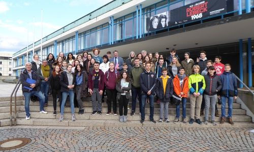 Bürgermeister Lach begrüßt die Schüler. Foto: Stadt Wolfsburg