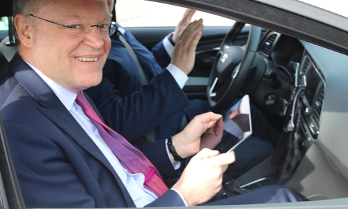 Der niedersächsische Ministerpräsident testete das Cloud-Car. Fotos. Bernd Dukiewitz