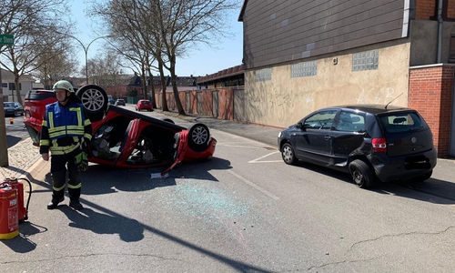 Das Auto landete auf dem Dach. Foto: Feuerwehr Helmstedt
