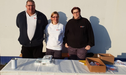 Die DRK-Helfer des Einsatzzuges (von links) Thomas Walter, Karin Boes und Nadine Körner kontrollierten zahlreiche Verbandskästen beim Wintercheck. Foto: DRK