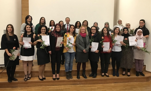 Zertifikatsübergabe zum erfolgreichen Abschluss der Ausbildung. Foto: Stadt Wolfsburg