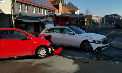 Die Autos mussten abgeschleppt werden. Fotos: Feuerwehr Schöppenstedt