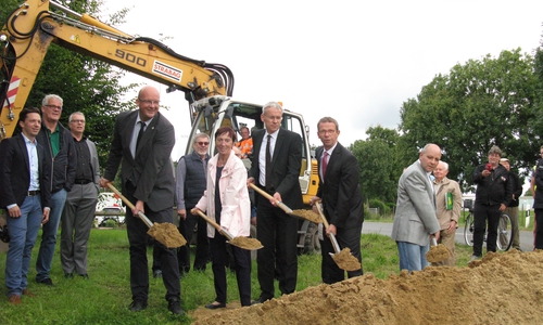 Mit dem Spatensich startet das erste von drei Radweg-Projekten. Foto: Stadt Wolfsburg