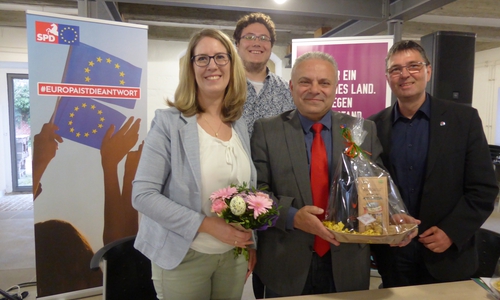 Inga Dixon, stellvertretende SPD Stadtverbandsvorsitzende, Lennie Meyn, SPD Stadtverbandsvorsitzender, Francesco Garippo, SPD-Europakandidat und Michael Kleber, DGB-Regionsgeschäftsführer (v. li.). Fotos: SPD