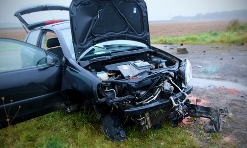 Das Auto wurde bei dem Unfall total zerstört. Der Fahrer konnte nur durch die Heckklappe befreit werden. Fotos: Rudolf Karliczek