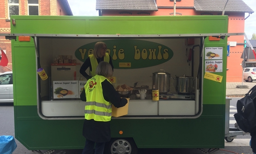 Die Grünen laden an ihren Suppenstand ein. Foto: Grüne