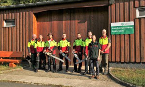 v. l. n. r. Forstwirtschaftsmeister (FWM) Steinborn, FWM Grimm, die Auszubildenden
Valentin Kühne, Yves Ruge, Johanna Griesbach und Lukas Lippelt mit dem stellvertretenden
Leiter des Forstamtes Wolfenbüttel Andreas Möhring und FWM Klingelschmitt
Foto: NLF
