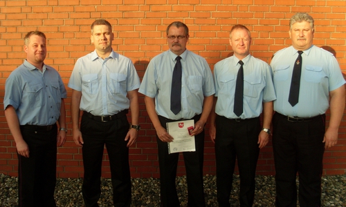 Ortsbrandmeister Marco Bachmann, Sicherheitsbeauftragter Andre Schulze, Jubilar Karsten Ehricke, stellvertretender Ortsbrandmeister Jens Dube und stellvertretender Stadtbrandmeister Detlev Gliese
