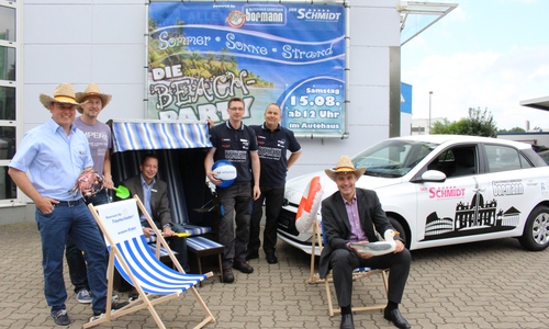 Das Autohaus Gebrüder Bormann lädt zur Beach-Party am 15. August ein. Von links: Holger Bormann (Geschäftsführung Autohaus Gebrüder Bormann), Michael Battisch, Christoph Effe, Joscha Freise, Bernd Curdt und Philipp Cantauw (aus der Geschäftsleitung von Der Schmidt) Foto: Max Förster