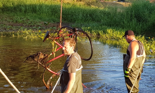 Bürger meldeten sich bei der Feuerwehr und berichteten, dass in der Aller einige Gegenstände liegen. Fotos: Feuerwehr Samtgemeinde Meinersen
