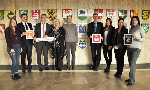 Vor der Wappenwand: von links : Eva Heuschen (SKEW), Mustafa Handžić (Stadt Sarajevo), Oberbürgermeister Klaus Mohrs, Dragana Solaković (Stadt Sarajevo), Rijad Tikveša (Ekotim), Manfred Hüller (Leiter Referat Repräsentation und Internationale Beziehungen), Nora Mühling (Referat Repräsentation und Internationale Beziehungen), Tanja De Santis (Referat Repräsentation und Internationale Beziehungen), Vera Strasser (SKEW). Foto: Stadt Wolfsburg