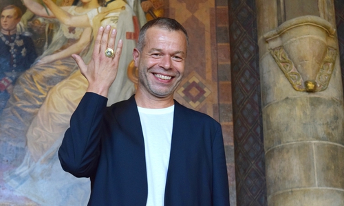  Wolfgang Tillmans präsentiert den Kaiserring der Stadt Goslar 2018 an seinem Finger.