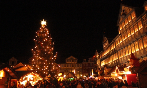 Der Weihnachtsmarkt in Wolfenbüttel wurde am Dienstagabend von Bürgermeister Thomas Pink eröffnet. Fotos/Video: Anke Donner 