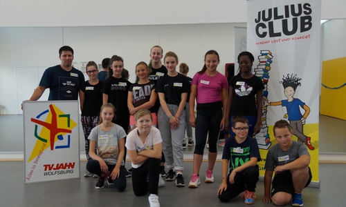 Die Lesefans des "Juluis-Club" beim Tanzworkshop während der Herbsferien. Foto: Stadt Wolfsburg