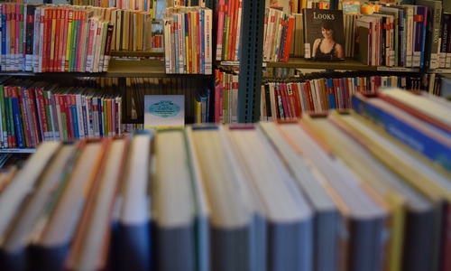 Zahlreiche Bücher warten beim Bücherflohmarkt auf ihre neuen Besitzer. Foto: Stadt Goslar