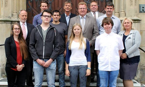 vordere Reihe v. l.: Nicole Schmidchen (Personalrat), Maximilian Bayer, Marie Schwannecke, Patrick Querner, Manuela Orlowski (Gleichstellungsbeauftragte), mittlere Reihe v. l., Erster Stadtrat Henning Konrad Otto, Carlo Barbarito (Abwassermeister), Jörg Stielau (Fachbereichsleiter Personalservice), Jens Kolbig (Fachbereich Informationstechnologie), hintere Reihe v. l.: Sören Dubielzig (Jugend- und Auszubildendenvertretung, Bernd Geisler (Geschäftsführer Abwasserentsorgung Helmstedt), Bürgermeister Wittich Schobert. Foto: Stadt Helmstedt