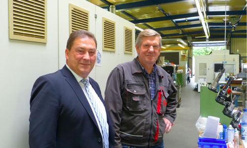 Bundestagsabgeordneter Uwe Lagosky und Firmeneigentümer York Mühlenkamp bei seinem Besuch des Unternehmens in Seesen. Foto:  Bokelmann